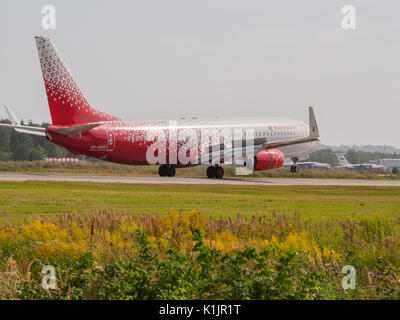 Nischni Nowgorod, Russland - 23. August 2017: Boing 737 Airliner ist die Landung auf der Landebahn des Flughafen Strigino. Stockfoto