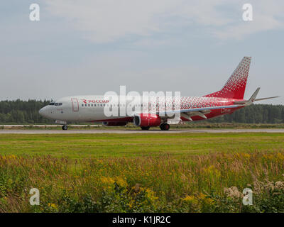 Nischni Nowgorod, Russland - 23. August 2017: Boing 737 Airliner ist auf der Landebahn des Flughafen Strigino. Stockfoto