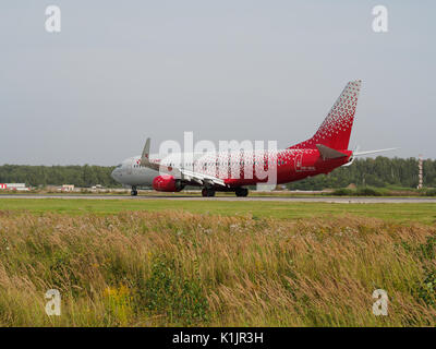 Nischni Nowgorod, Russland - 23. August 2017: Boing 737 Airliner ist auf der Landebahn des Flughafen Strigino. Stockfoto