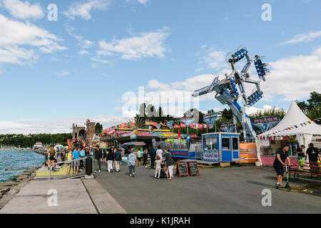 Genf, Schweiz - 10 August 2017: Personen, die das Messegelände während der Genfer Festival, das jedes Jahr im August am See. Stockfoto