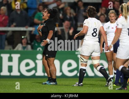 Der neuseeländischen Victoria Subritzky-Nafatali feiert nach Toka Natua Kerben ein versuchen Sie, während der der Frauen 2017 WM-Finale bei den Kingspan Stadium, Belfast. Stockfoto