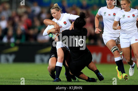 England's Natasha Jagd wird von der Neuseeländischen Victoria Subritzky-Nafatali und Toka Natua während der Frauen 2017 WM-Finale bei den Kingspan Stadion, Belfast angegangen. Stockfoto