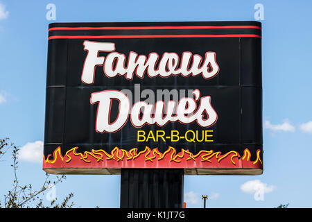 Indianapolis - ca. August 2017: Berühmte Dave's Bar-B-Que Restaurant Lage. Berühmte Daves hat an der NASDAQ seit 1996 I Stockfoto