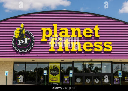 Indianapolis - ca. August 2017: Planet Fitness vor Ort Fitnesscenter und Fitness Center. Planet Fitness vermarktet sich als Urteil Gebühr Zone I Stockfoto