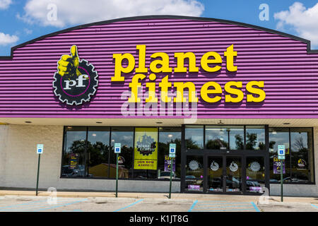 Indianapolis - ca. August 2017: Planet Fitness vor Ort Fitnesscenter und Fitness Center. Planet Fitness vermarktet sich als Urteil Gebühr Zone II Stockfoto