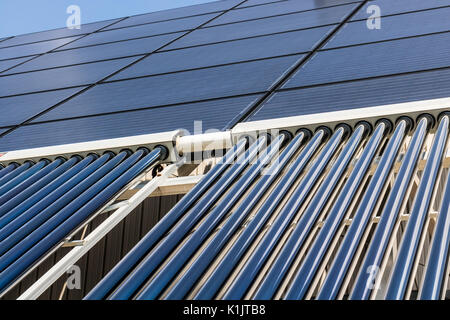 Solar Thermal Flat Panels mit Vakuumröhrenkollektoren. Viele Unternehmen sind die Installation von erneuerbaren Energiequellen, ihren CO2-Fußabdruck III zu verringern Stockfoto