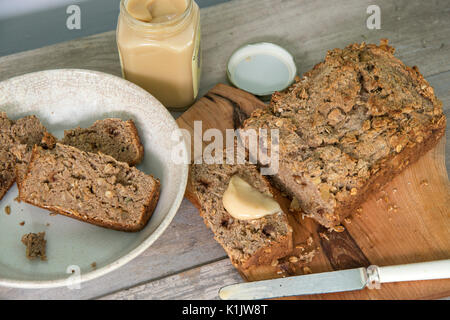 Banane Brot mit Honig und Nüssen Stockfoto