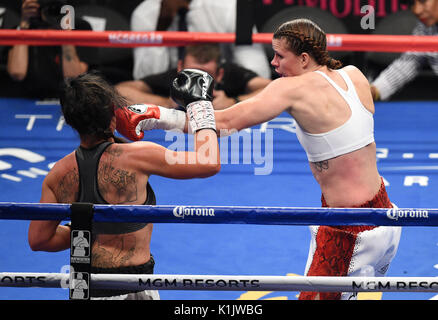 Savannah Marshall Niederlagen Sydney LeBlanc während ihrer Supermittelgewicht Bout an der T-Mobile Arena, Las Vegas. Stockfoto