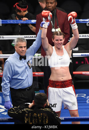 Savannah Marshall Niederlagen Sydney LeBlanc während ihrer Supermittelgewicht Bout an der T-Mobile Arena, Las Vegas. Stockfoto