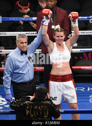 Savannah Marshall Niederlagen Sydney LeBlanc während ihrer Supermittelgewicht Bout an der T-Mobile Arena, Las Vegas. Stockfoto