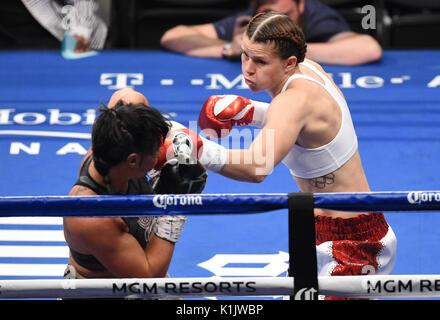 Savannah Marshall Niederlagen Sydney LeBlanc während ihrer Supermittelgewicht Bout an der T-Mobile Arena, Las Vegas. Stockfoto