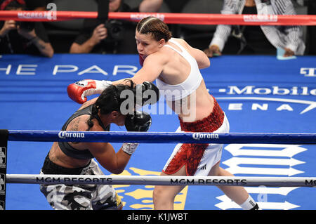 Savannah Marshall Niederlagen Sydney LeBlanc während ihrer Supermittelgewicht Bout an der T-Mobile Arena, Las Vegas. Stockfoto