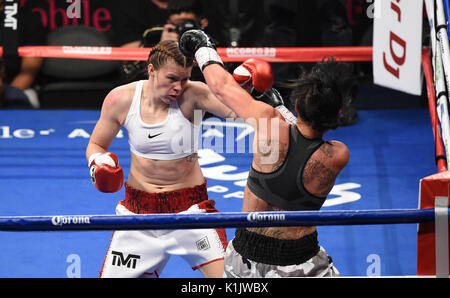 Savannah Marshall Niederlagen Sydney LeBlanc während ihrer Supermittelgewicht Bout an der T-Mobile Arena, Las Vegas. Stockfoto