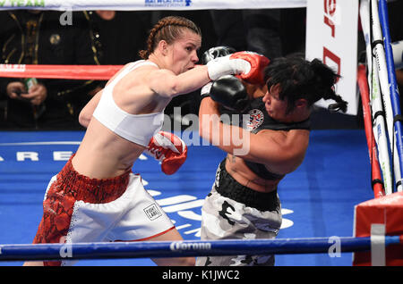 Savannah Marshall Niederlagen Sydney LeBlanc während ihrer Supermittelgewicht Bout an der T-Mobile Arena, Las Vegas. Stockfoto