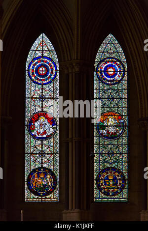 York, Großbritannien - 6 August, 2017: Aufwändig gestaltete Glasfenster im Inneren des historischen York Minster in York, Großbritannien Stockfoto