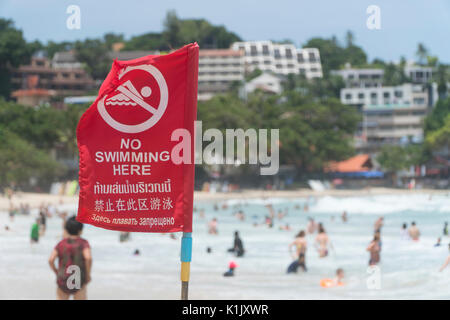Kein schwimmen hier gefährliche Gegend am Strand rote Fahne in Englisch und Thai text Zeichen Stockfoto