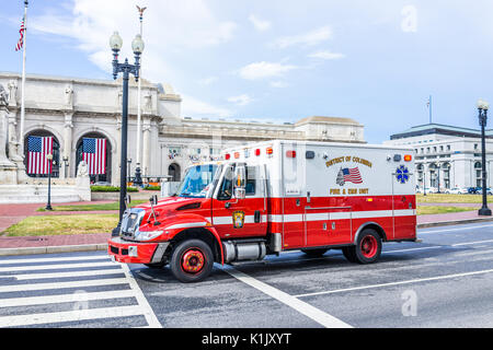Washington DC, USA - Juli 1, 2017: Union Station am Columbus Circle mit Feuerwehrauto und EMS auf der Straße Stockfoto