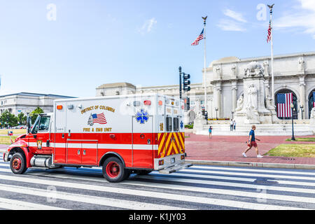 Washington DC, USA - Juli 1, 2017: Union Station am Columbus Circle mit Feuerwehrauto und EMS auf der Straße Stockfoto