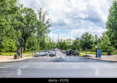 Washington DC, USA - Juli 1, 2017: Blick auf US Capitol vom Columbus Circle mit Delaware Avenue im Sommer Stockfoto