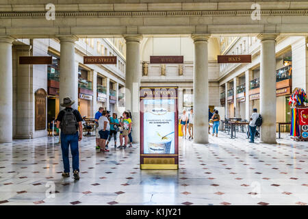 Washington DC, USA - Juli 1, 2017: Innerhalb der Union Station in der Hauptstadt mit Transport Zeichen und Menschen zu Fuß Stockfoto