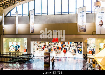 Washington DC, USA - Juli 1, 2017: Innerhalb der Union Station in der Hauptstadt mit Shopping Mall und H und M Stockfoto