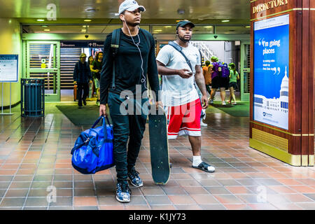 Washington DC, USA - Juli 1, 2017: Innerhalb der Union Station in der Hauptstadt mit zwei Kerlen zu Fuß anreisen, mit Gepäck Stockfoto