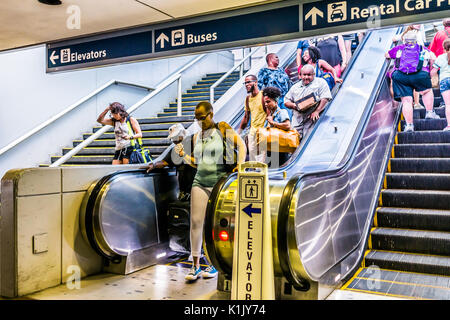 Washington DC, USA - Juli 1, 2017: Innerhalb der Union Station in der Hauptstadt mit Menschen reiten, Fahrtreppen von Bus Anreise Stockfoto