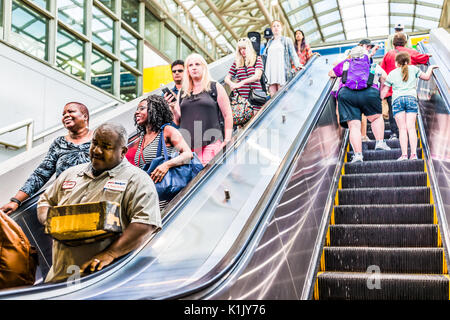 Washington DC, USA - Juli 1, 2017: Innerhalb der Union Station in der Hauptstadt mit Menschen reiten, Fahrtreppen von Bus Anreise Stockfoto