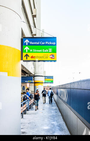 Washington DC, USA - Juli 1, 2017: Innerhalb der Union Station Parkplatz für Busse in der Hauptstadt mit Menschen zu Fuß durch Zeichen Stockfoto