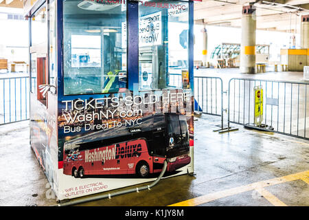 Washington DC, USA - Juli 1, 2017: Innerhalb der Union Station Parkplatz für Busse in der Hauptstadt mit leeren Ticket Booth Stockfoto