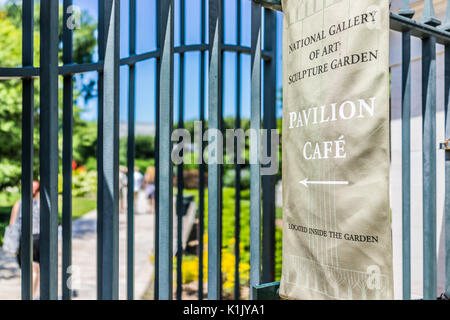 Washington DC, USA - Juli 3, 2017: Nahaufnahme von Zeichen für Pavillon Cafe und nationale Galerie der kunst Skulptur Garten im Sommer auf der National Mall Stockfoto