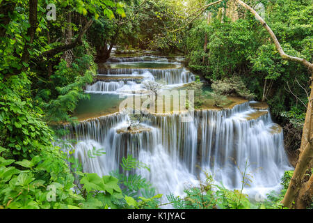 Huay Mae Khamin Wasserfall in der Provinz Kanchanaburi, Thailand Stockfoto