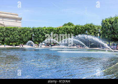 Washington DC, USA - Juli 3, 2017: Spritzwasser Brunnen im Skulpturengarten der Nationalgalerie im Sommer auf der National Mall Stockfoto