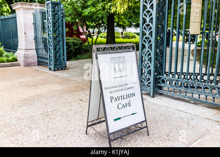 Washington DC, USA - Juli 3, 2017: Nahaufnahme von Zeichen für Pavillon Cafe und nationale Galerie der kunst Skulptur Garten im Sommer auf der National Mall Stockfoto