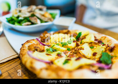 Makro Nahaufnahme von kleinen, individuellen Ananas Pizza auf dem Teller im Restaurant Stockfoto