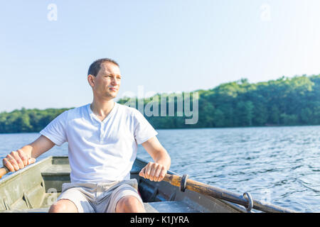 Sorgen junge Mann Boot auf See in Virginia im Sommer im weissen Hemd Stockfoto