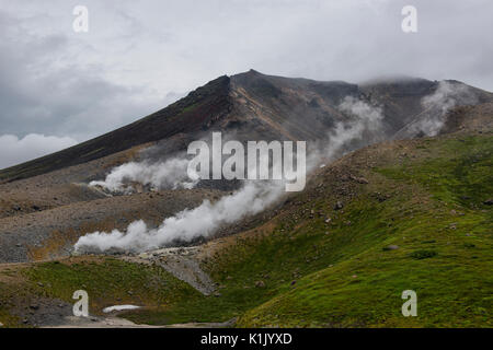 Rauchen Fumarolen auf dem Berg Asahi, Daisetsuzan Nationalpark, Hokkaido, Japan Stockfoto