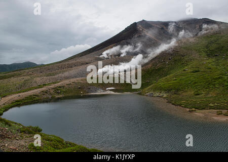 Rauchen Fumarolen auf dem Berg Asahi, Daisetsuzan Nationalpark, Hokkaido, Japan Stockfoto