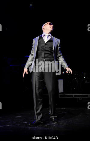 Armando Christian Pérez aka Pitbull performs Power 106 'Cali Christmas' Dezember 3,2010 Gibson Amphitheatre Los Angeles. Stockfoto