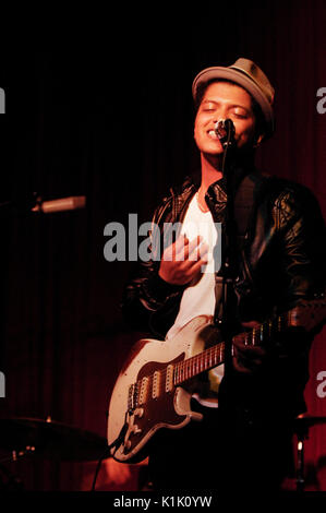 Bruno Mars führt ROCKDRIVE 2009 Hotel Cafe Dezember 5,2009 Los Angeles, Kalifornien. Stockfoto