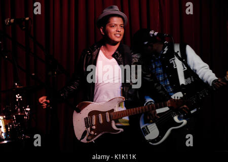 Bruno Mars (c) führt ROCKDRIVE 2009 Hotel Cafe Dezember 5,2009 Los Angeles, Kalifornien. Stockfoto