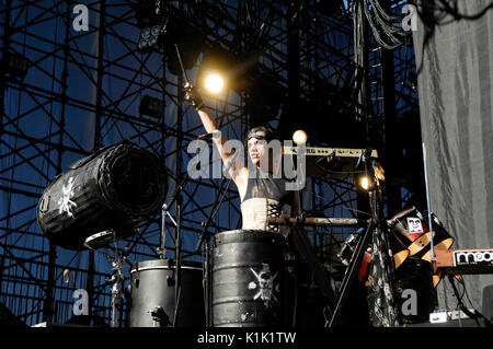 Adam Alt Street Drum Corps Performing 2008 Projekt Revolution Tour Verizon Wireless Amphitheater Irvine. Stockfoto