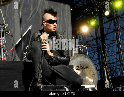 Bobby Alt Street Drum Corps Performing 2008 Projekt Revolution Tour Verizon Wireless Amphitheater Irvine. Stockfoto