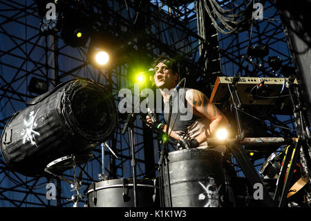 Adam Alt Street Drum Corps Performing 2008 Projekt Revolution Tour Verizon Wireless Amphitheater Irvine. Stockfoto