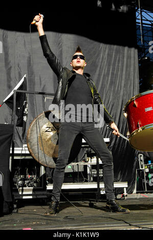 Bobby Alt Street Drum Corps Performing 2008 Projekt Revolution Tour Verizon Wireless Amphitheater Irvine. Stockfoto