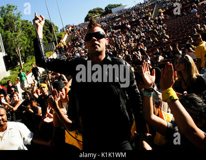 Bobby Alt Street Drum Corps Performing 2008 Projekt Revolution Tour Verizon Wireless Amphitheater Irvine. Stockfoto