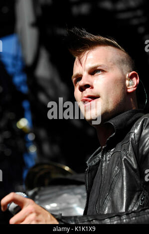 Bobby Alt Street Drum Corps Performing 2008 Projekt Revolution Tour Verizon Wireless Amphitheater Irvine. Stockfoto