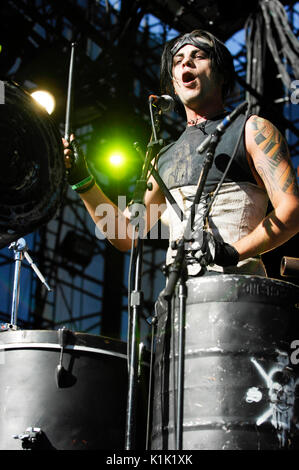 Adam Alt Street Drum Corps Performing 2008 Projekt Revolution Tour Verizon Wireless Amphitheater Irvine. Stockfoto