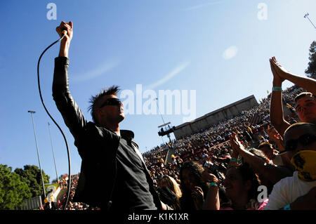 Bobby Alt Street Drum Corps Performing 2008 Projekt Revolution Tour Verizon Wireless Amphitheater Irvine. Stockfoto