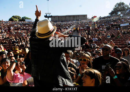 Bobby Alt Street Drum Corps Performing 2008 Projekt Revolution Tour Verizon Wireless Amphitheater Irvine. Stockfoto